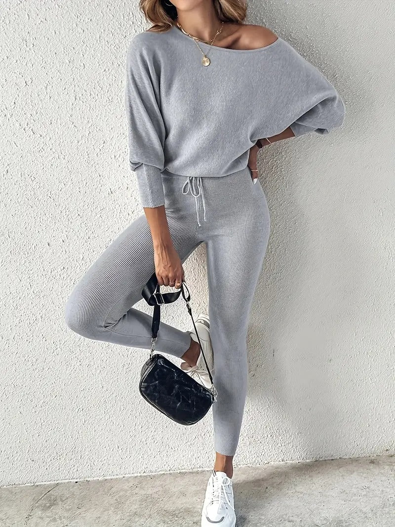 Stylish women's ribbed matching lounge set, designed for ultimate comfort and casual chic fall/winter fashion.
