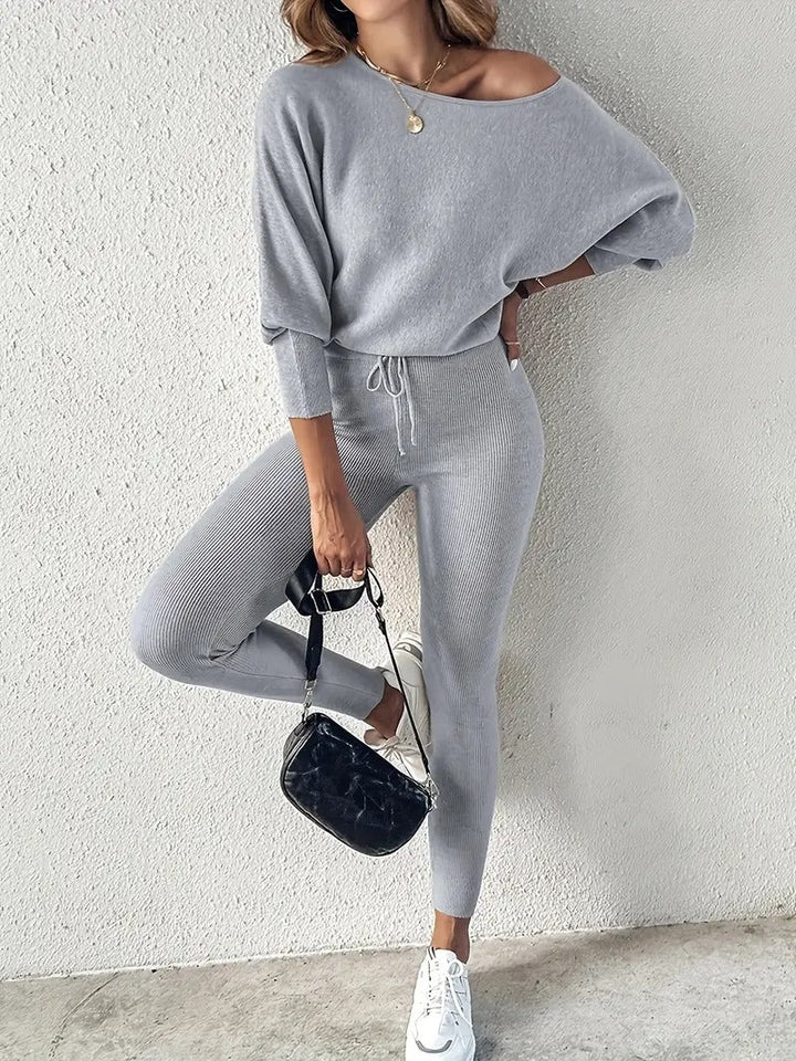 Stylish women's ribbed matching lounge set, designed for ultimate comfort and casual chic fall/winter fashion.
