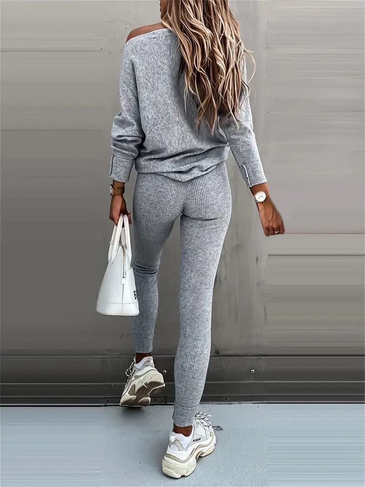 Fall essential: Women's luxurious ribbed two-piece loungewear set, featuring a cozy top & high-waisted pants.