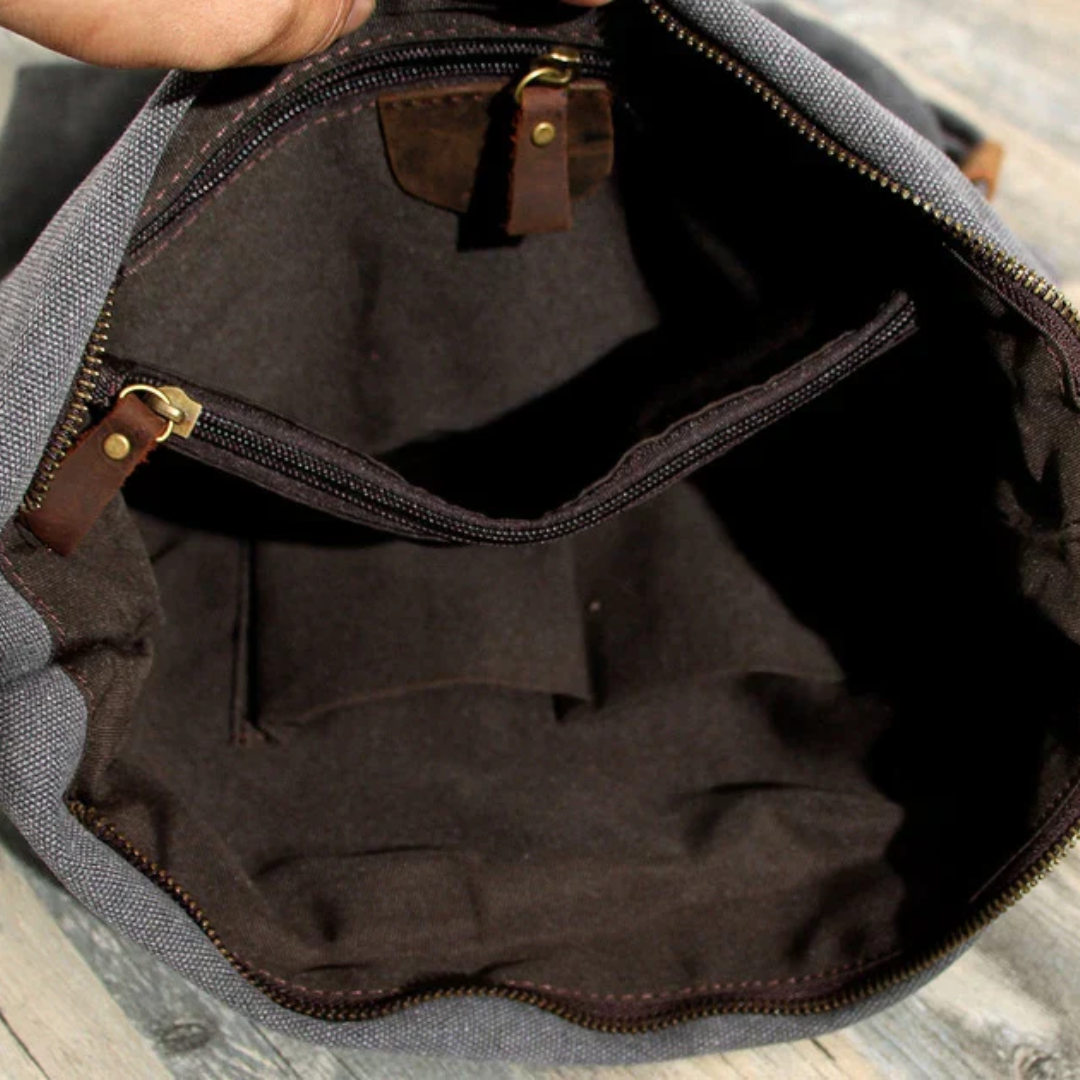 Comfortable women's shoulder bag featuring a soft exterior and chic design, versatile for everyday fashion.