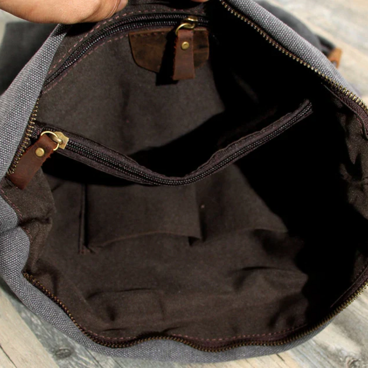 Comfortable women's shoulder bag featuring a soft exterior and chic design, versatile for everyday fashion.