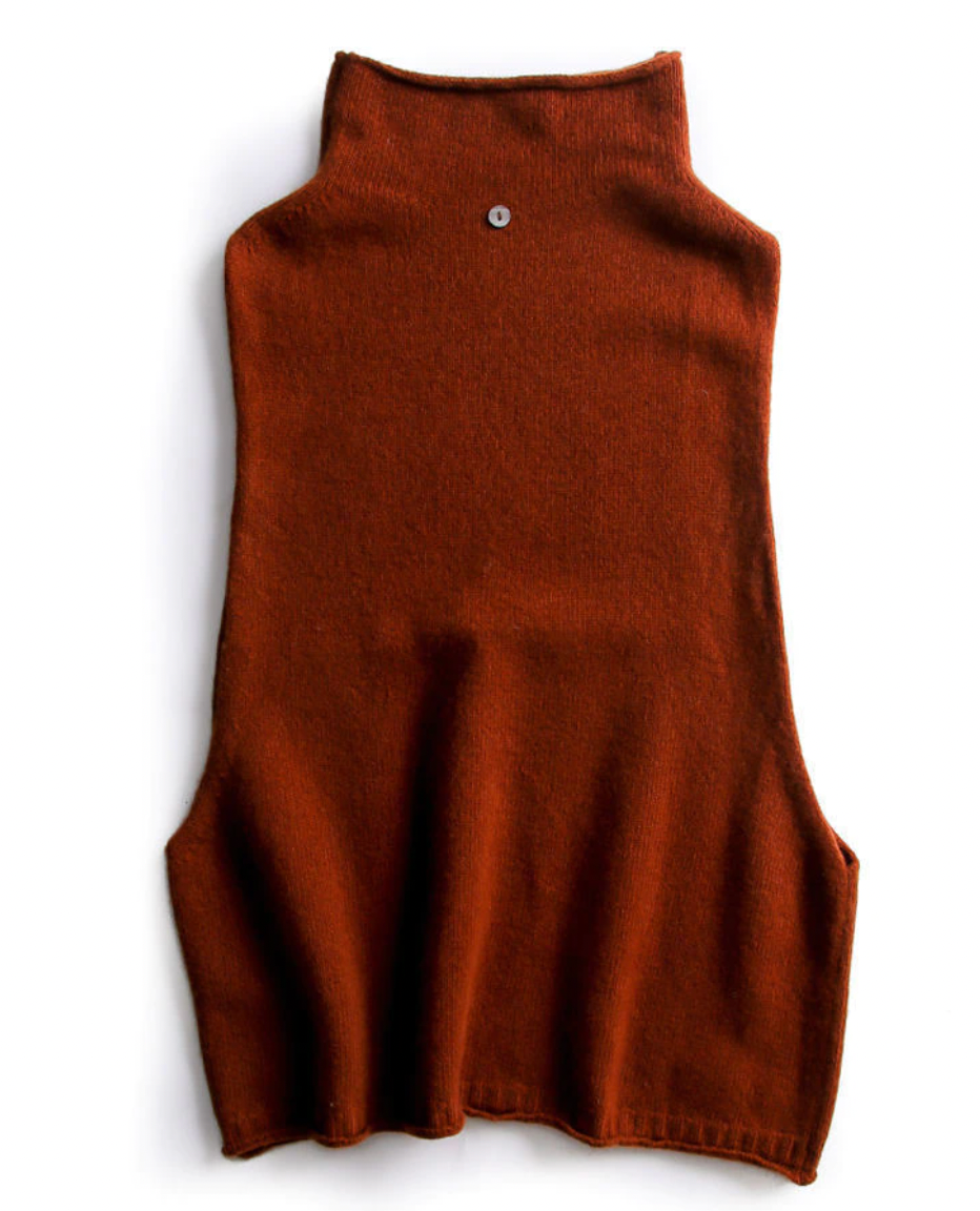 Simple yet chic women's sleeveless turtleneck top, a versatile layering vest for everyday fall fashion.