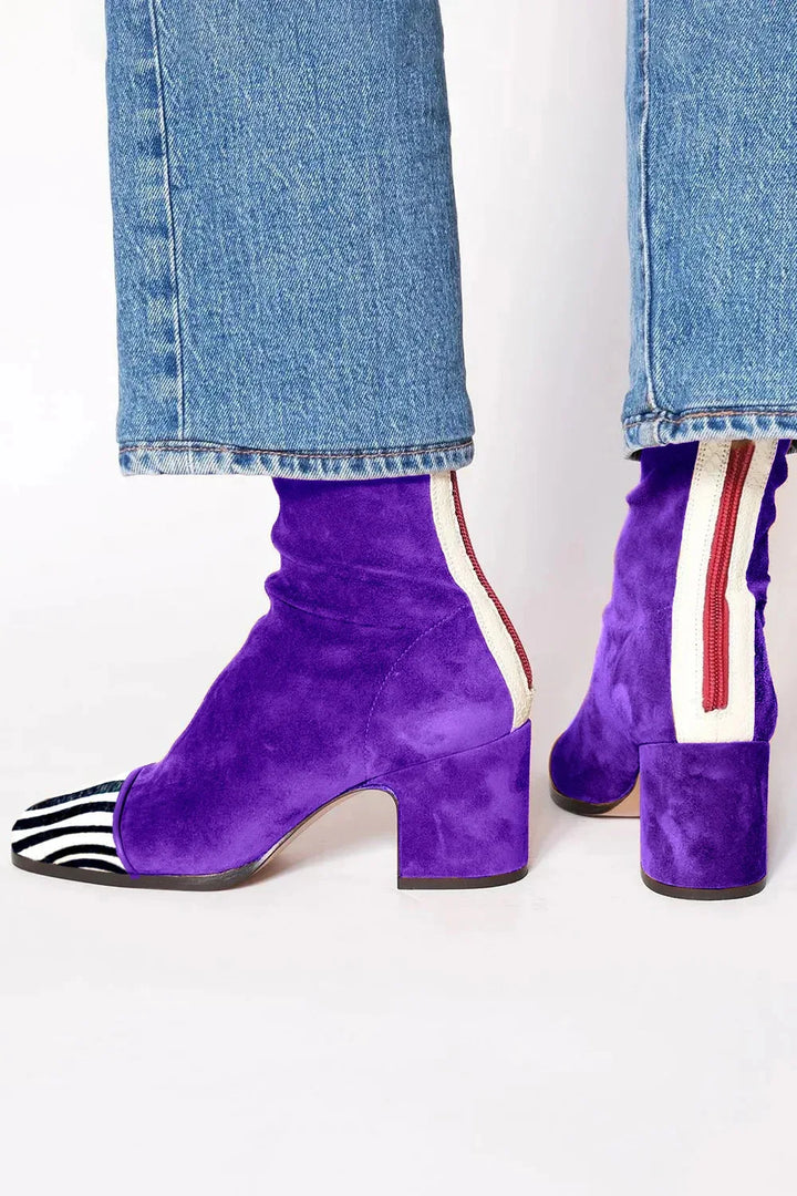 Stylish women's square toe boots. Elegant block heel ankle boots, ideal for chic fall & winter outfits.