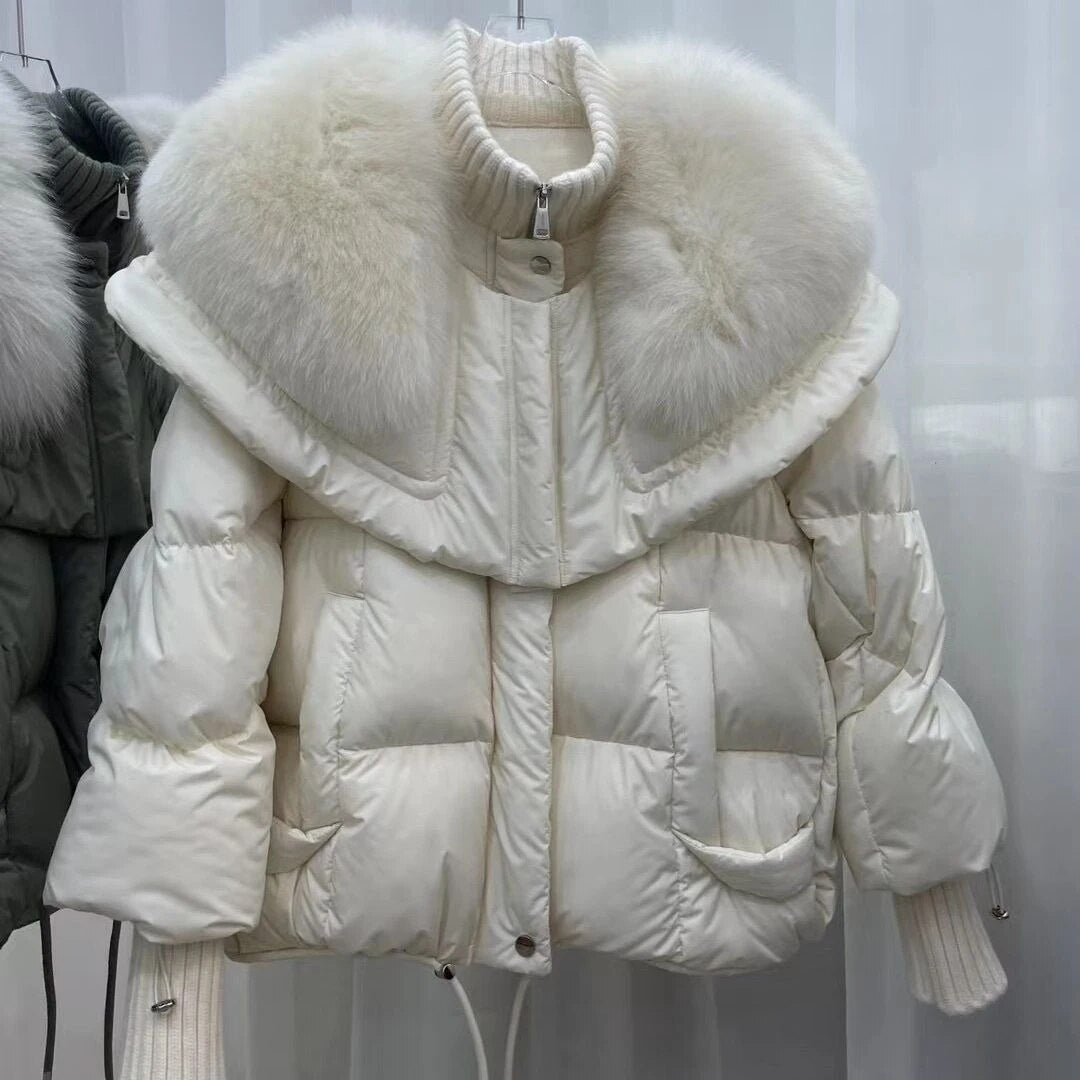 Versatile women's stylish warm jacket, a chic winter coat with a relaxed fit for comfortable layering.