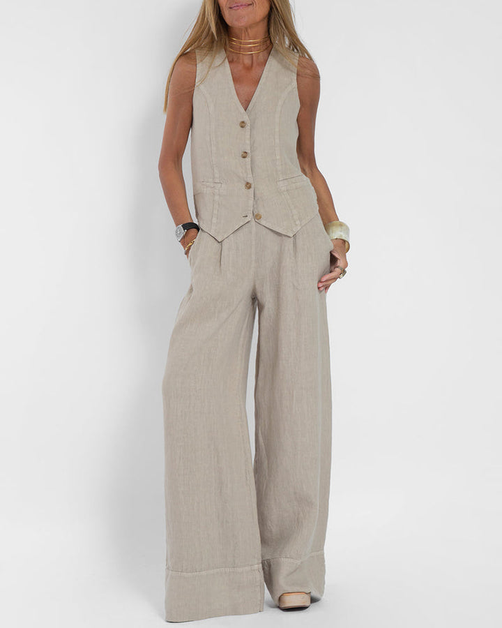 Trendy two-piece women's summer set with sleeveless top & comfy shorts, ideal for vacation & loungewear.