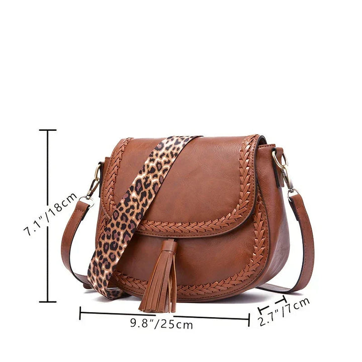 Stylish women's tassel handbag: an elegant saddle bag design, ideal for a chic and fashion-forward statement.