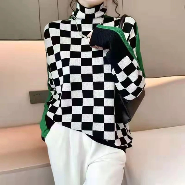 Chic women's turtleneck sweater for cozy fall & winter style. Comfortable knitwear perfect for casual wear.