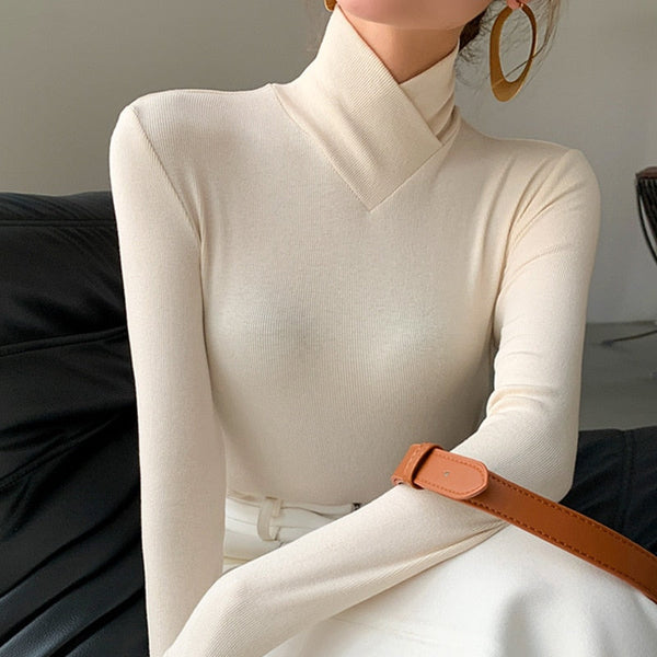 Chic women's turtleneck sweater, Marlène style. Versatile long sleeve top for elegant fall & winter outfits. Comfortable.