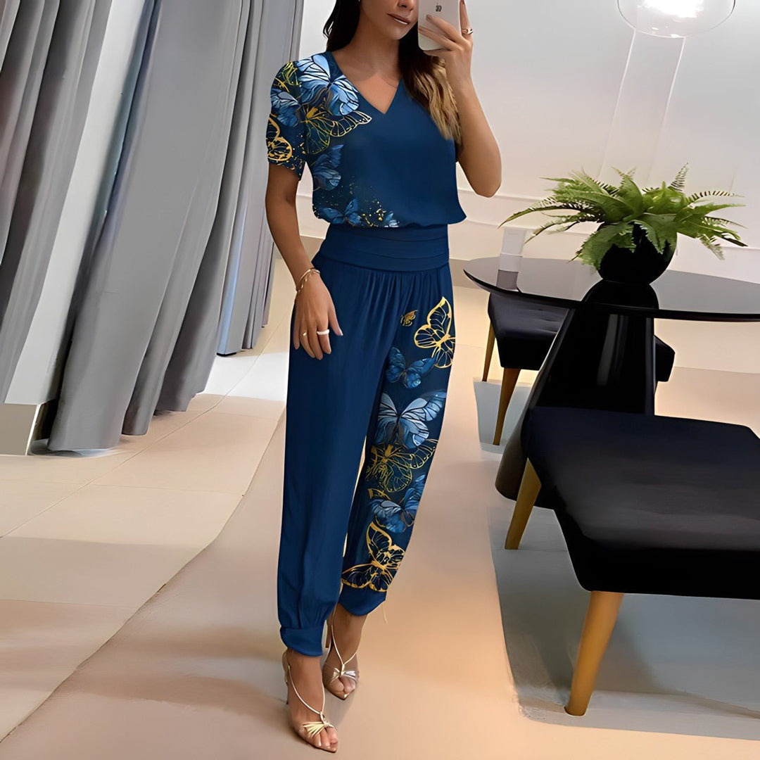 Comfortable women's matching set: stylish top & bottom outfit. Versatile for chic casual fashion.