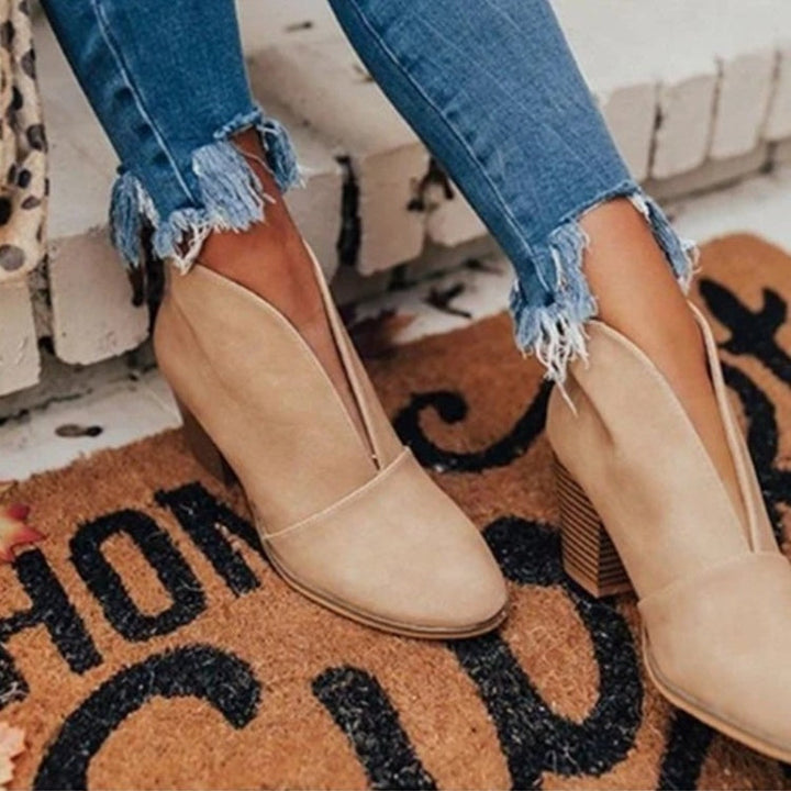 Comfortable women's ankle boots with a stylish V-cut, ideal for effortless everyday wear and winter comfort.