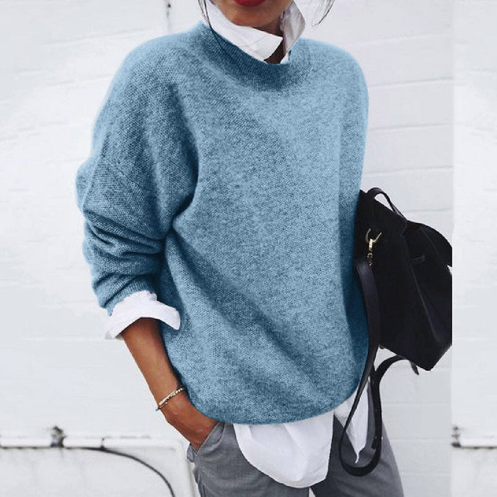 Cozy women's long-sleeve pullover sweater, a warm top for versatile autumn/winter style. Everyday comfort apparel.