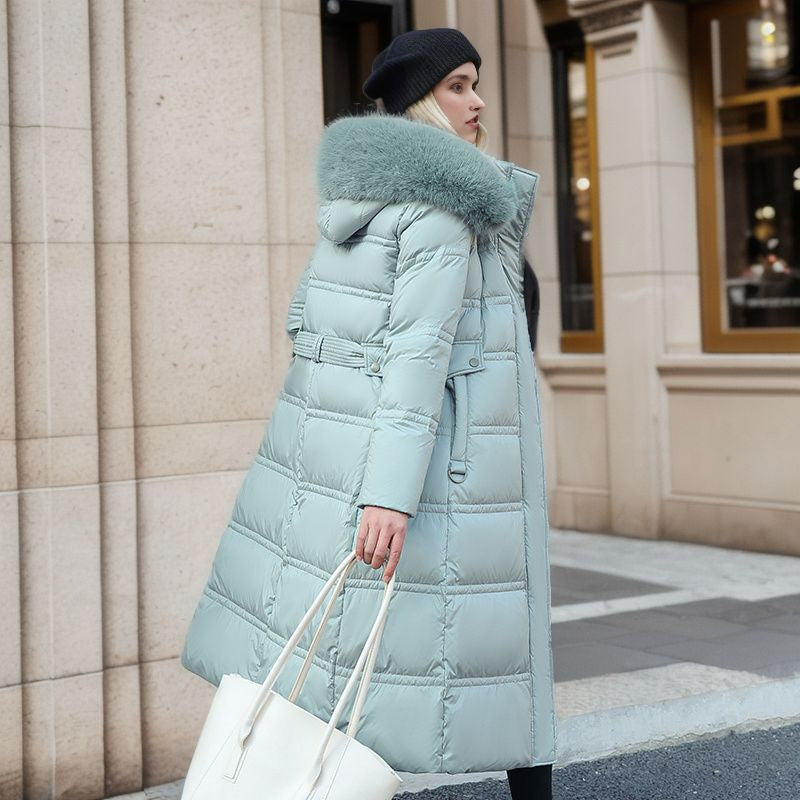 Sophisticated women's coat, ideal for winter. Offers warmth, chic style, and a removable hood.