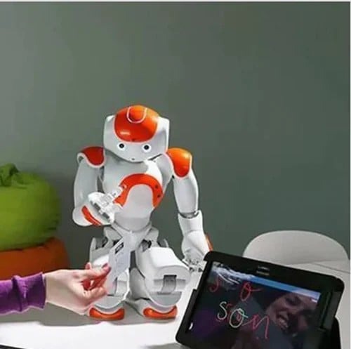 Interactive learning robot for children, featuring gesture control & engaging activities.