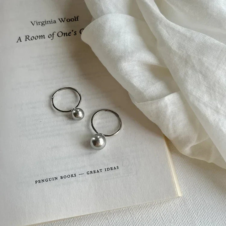 Classic women's silver ring featuring an adjustable freshwater pearl design, ideal for fine jewelry.