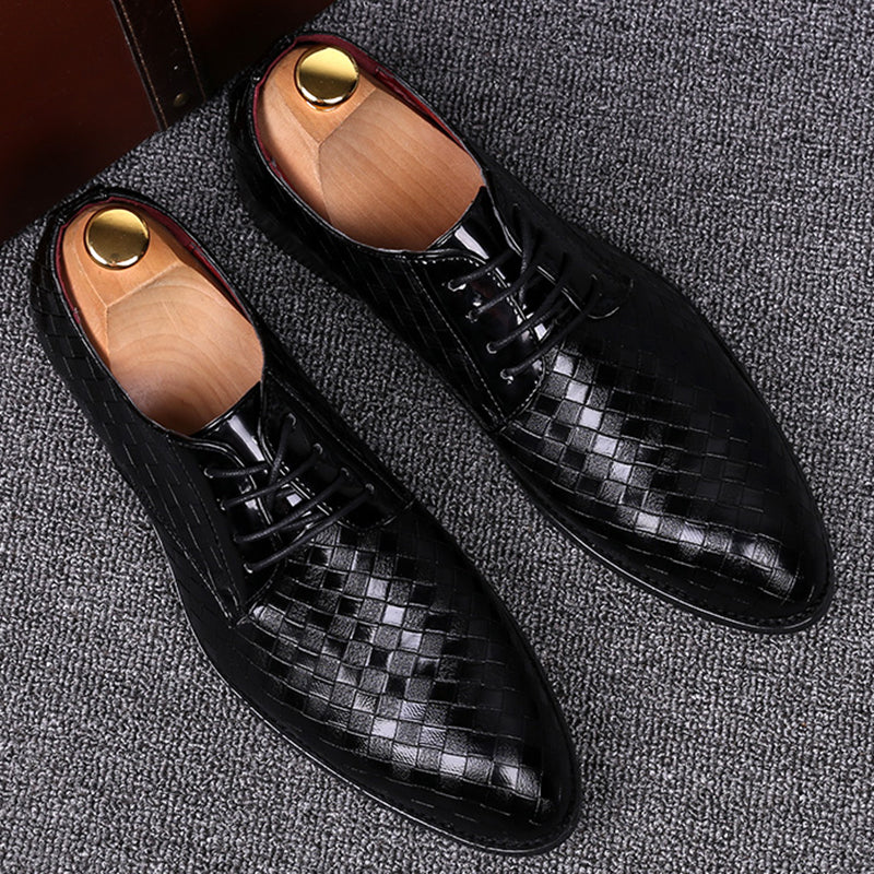 Stylish men's leather Oxford/Derby lace-up shoes, offering timeless design and a sophisticated look.