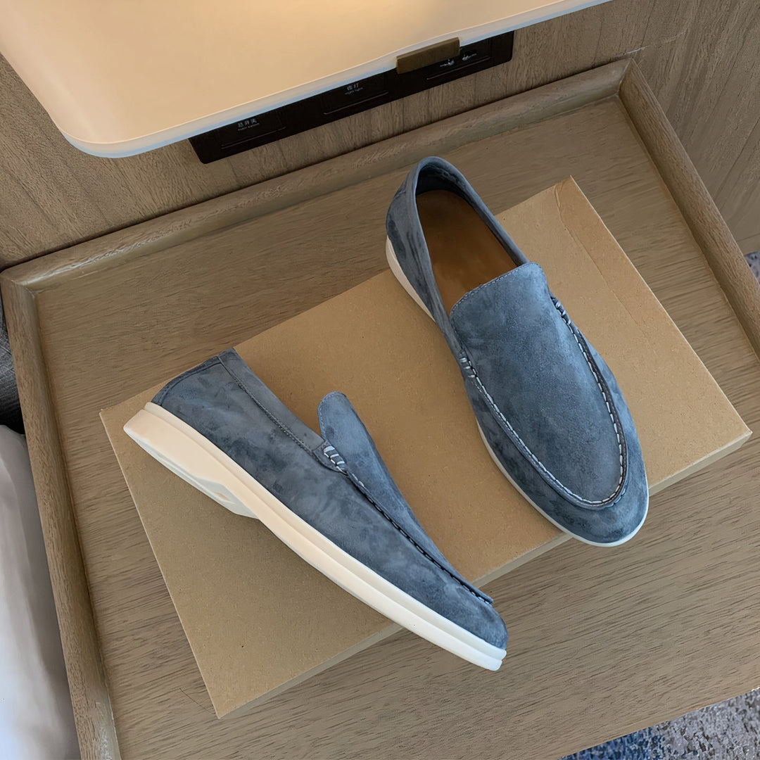 Stylish men's classic leather loafers, easy slip-on design for a comfortable and fashionable everyday look.
