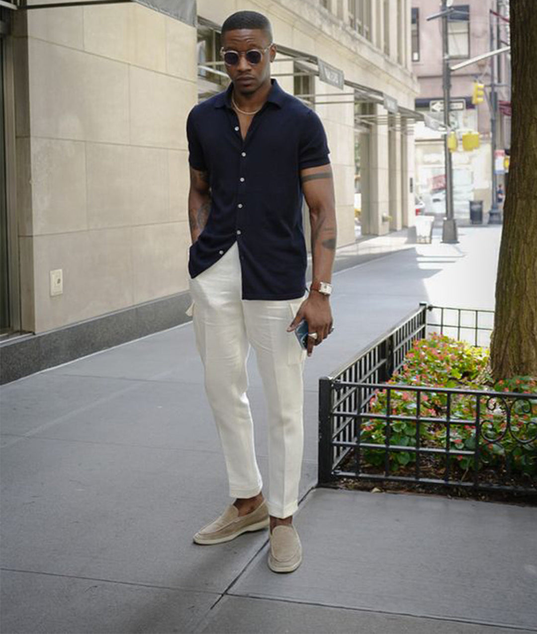 Versatile men's classic leather slip-on shoes, ideal for comfortable everyday wear and a timeless casual style.