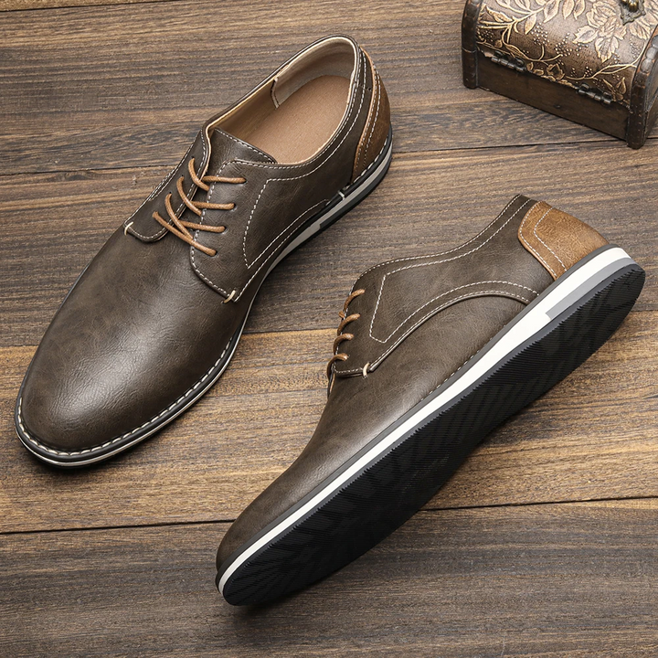 Elegant lace-up men's Derby shoes in polished leather, ideal for business meetings & formal wear.