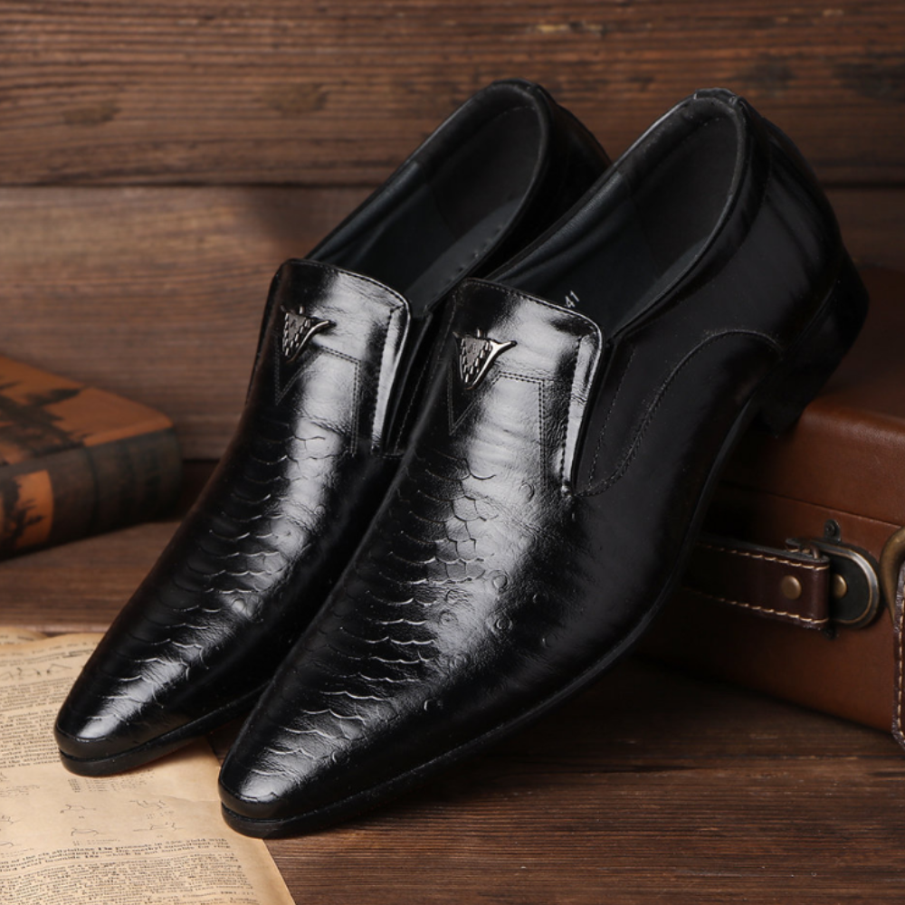 Stylish men's formal shoes, classic design, offering elegance & comfort for any professional attire.