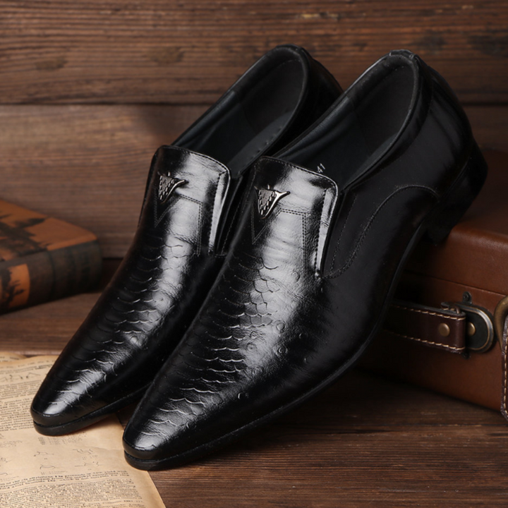 Stylish men's formal shoes, classic design, offering elegance & comfort for any professional attire.