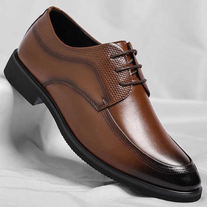 Elegant men's formal shoes with a classic design, offering professional style and superior comfort.