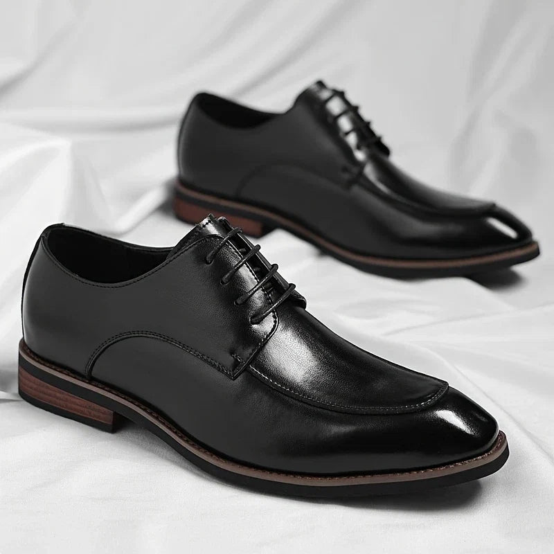 Versatile men's Oxford shoes in polished leather, suitable for business, formal wear & smart casual outfits.