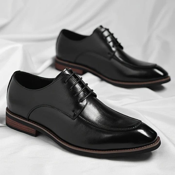 Versatile men's Oxford shoes in polished leather, suitable for business, formal wear & smart casual outfits.