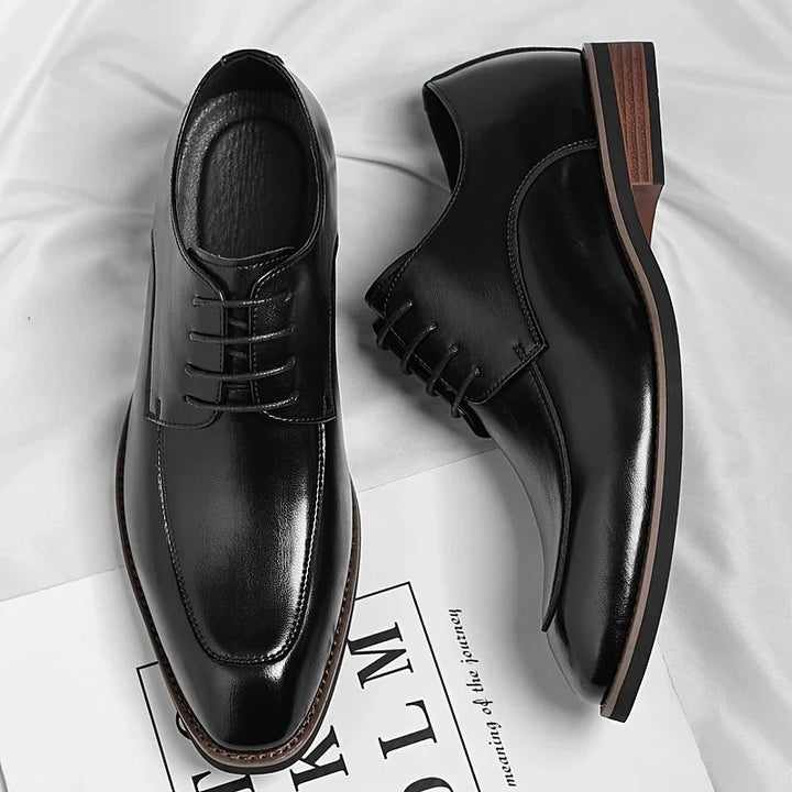 Men's classic Oxford dress shoes in a timeless design, essential formal footwear for the modern professional.