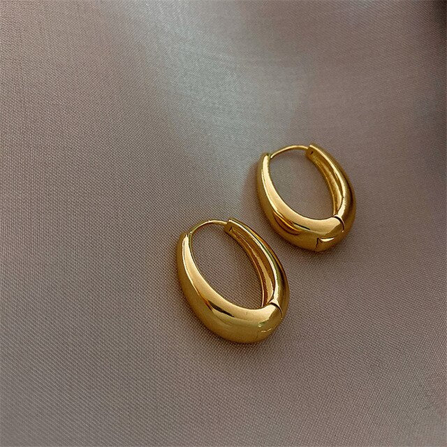 Classic gold hoop earrings for women, featuring a timeless and elegant design perfect for everyday wear.