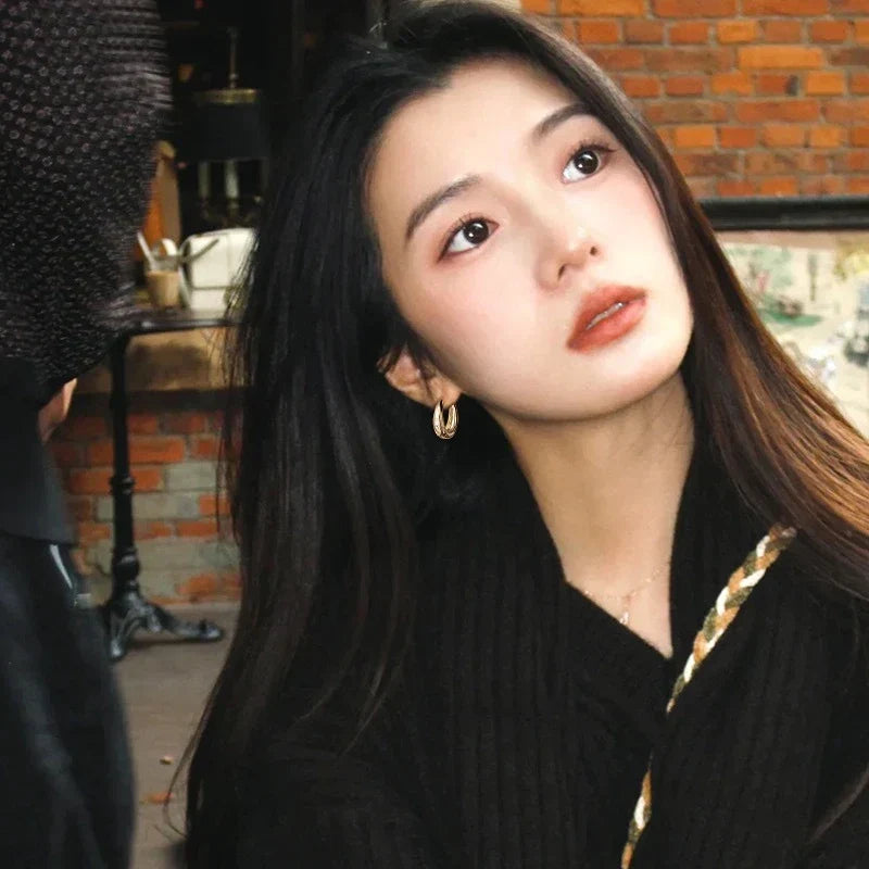 High-quality classic gold hoop earrings, offering timeless elegance and a chic look for women's fashion.
