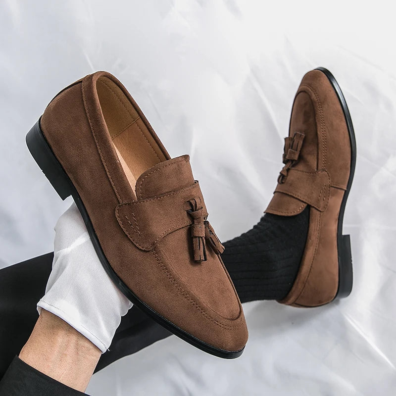 Fashionable men's classic tassel loafers, versatile slip-on shoes perfect for formal or everyday elegance.