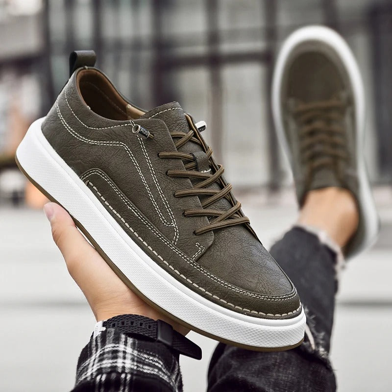 Black leather sneakers for men, offering all-day comfort and casual style.