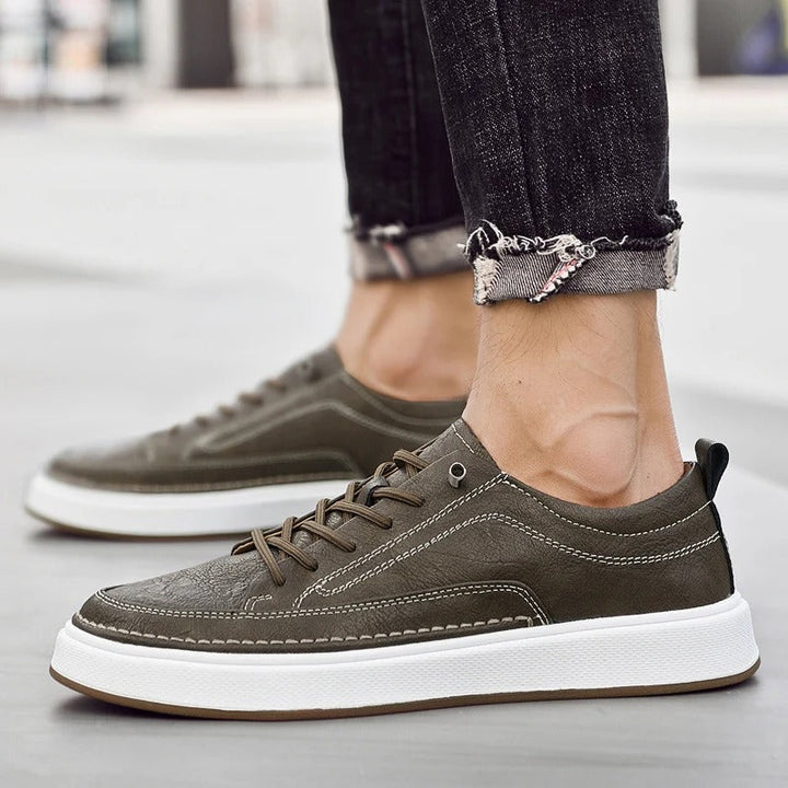 Casual men's black leather sneakers, versatile for comfort & everyday style.