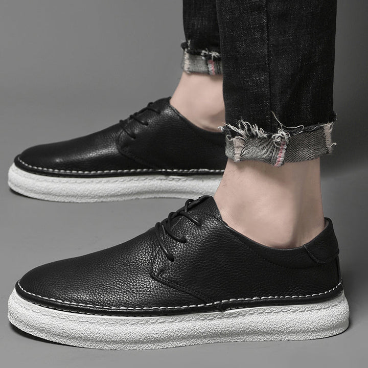 Classic men's lace-up oxford shoes in genuine leather, suitable for office and special events.