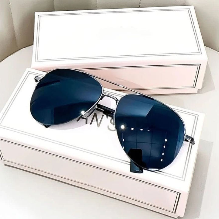 Classic men's pilot sunglasses with UV400 protection & stylish gradient lenses. Perfect for sun protection.