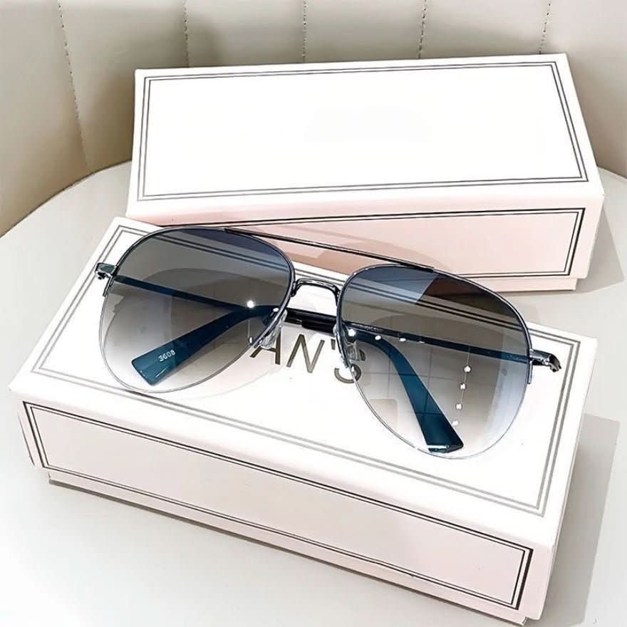 Men's stylish pilot sunglasses featuring anti-reflective gradient lenses & UV400 sun protection for eyes.