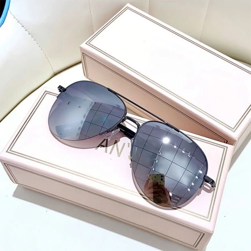 Gradient lens pilot sunglasses for men. Offers robust UV400 protection, ideal for fashion & travel.