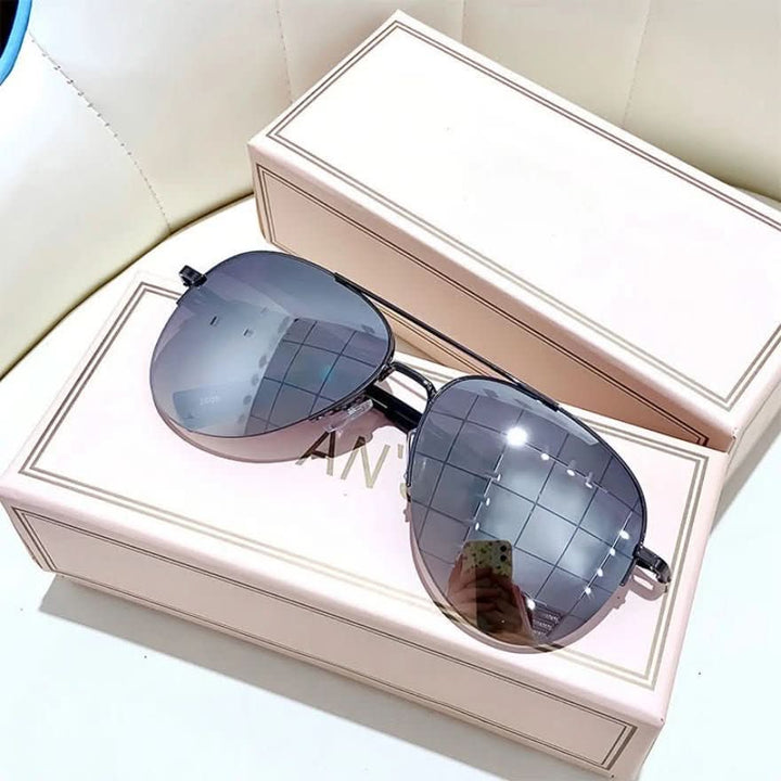 Gradient lens pilot sunglasses for men. Offers robust UV400 protection, ideal for fashion & travel.