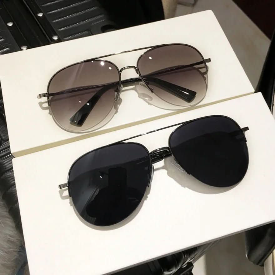 Stylish men's pilot sunglasses with gradient lenses. Offers UV400 sun protection, great for travel & sports.