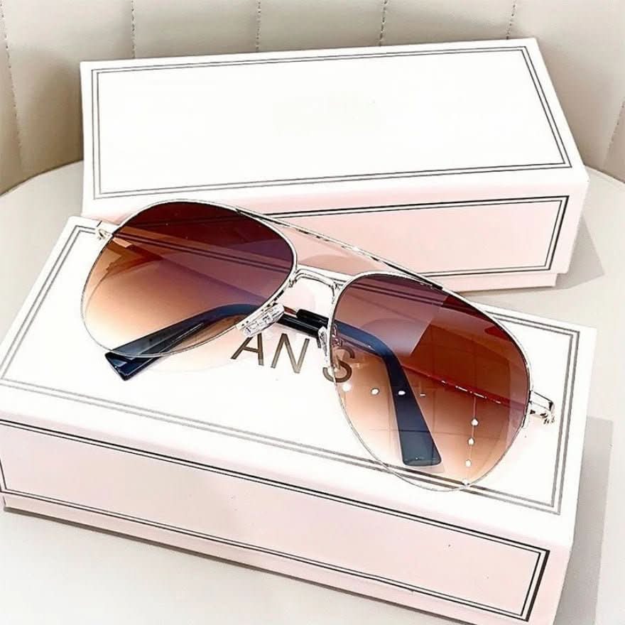 Men's accessories: Pilot sunglasses with UV400 protection and fashionable gradient lenses.