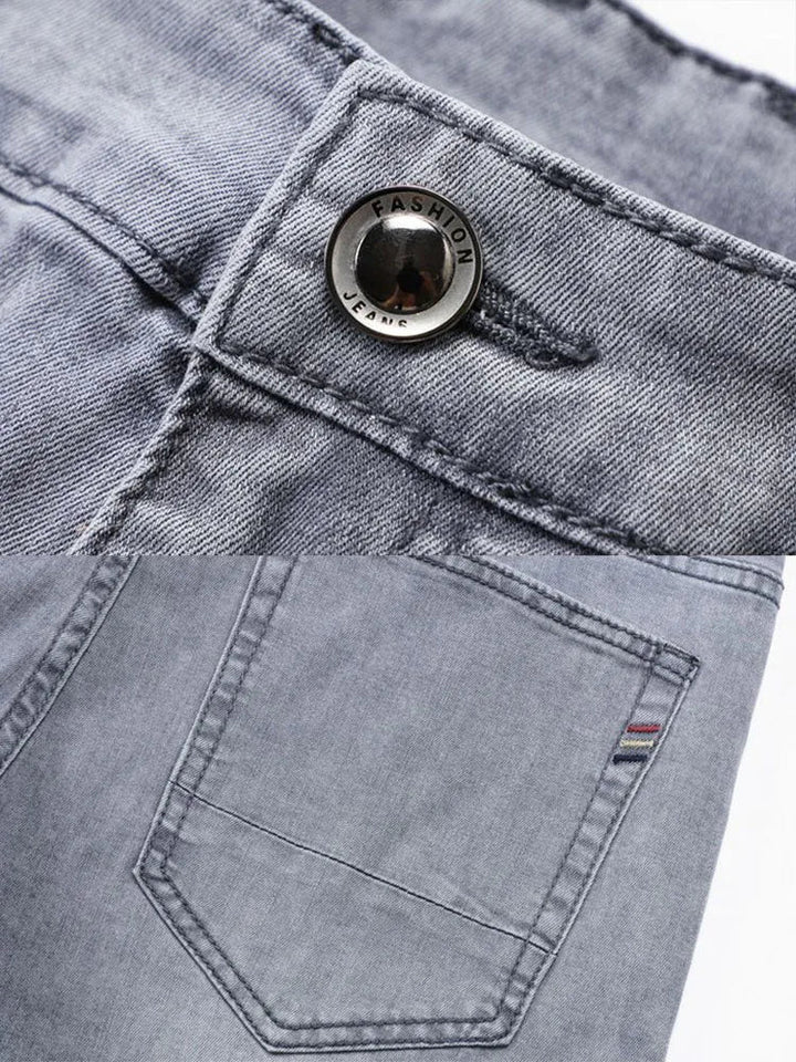 High-quality men's straight fit stretch denim pants, great as everyday jeans for a comfortable and stylish outfit.