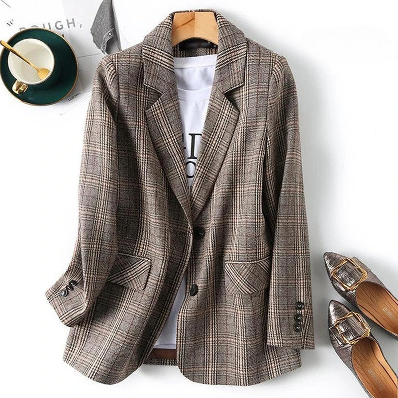 Classic men's tailored plaid blazer jacket, perfect for business or smart casual wear. Versatile outerwear.