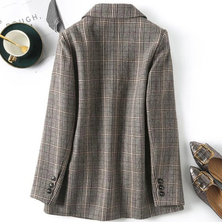 Versatile men's plaid plaid blazer jacket. Tailored for smart casual & formal looks. Essential men's outerwear.