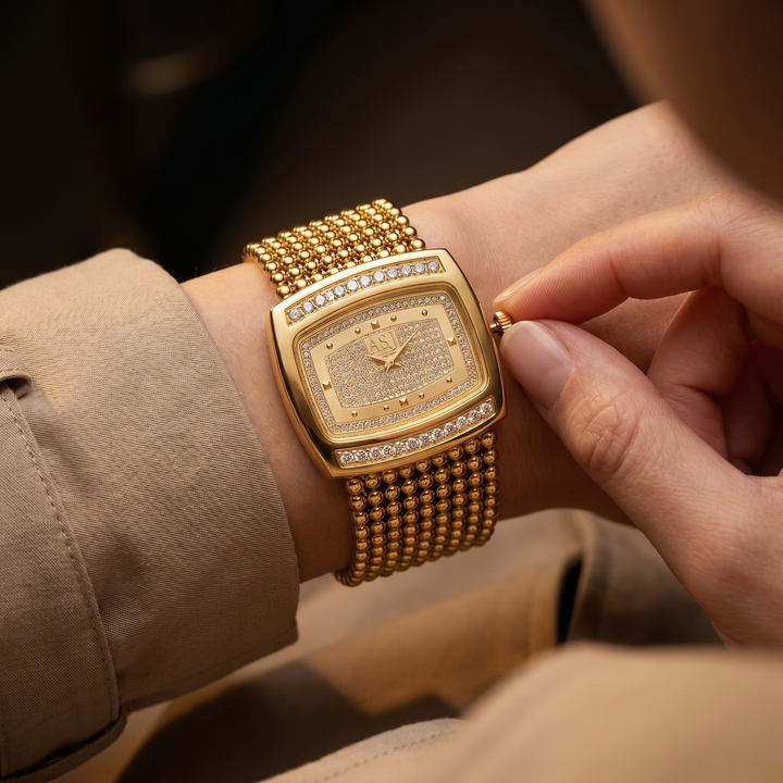 Versatile silver unisex watch, a classic timepiece for everyday wear, adding a touch of elegance.