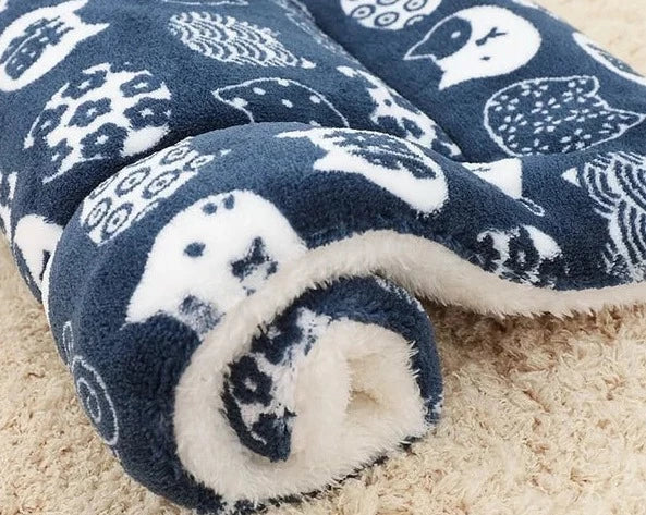 SnuggleSoft cat's ultra-soft warming pet blanket. Luxurious flannel for cozy naps, comfort & feline well-being.