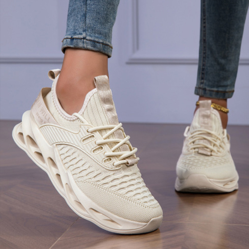 Breathable women's athletic footwear, ideal for long walks and casual daily wear, with secure lace-up.