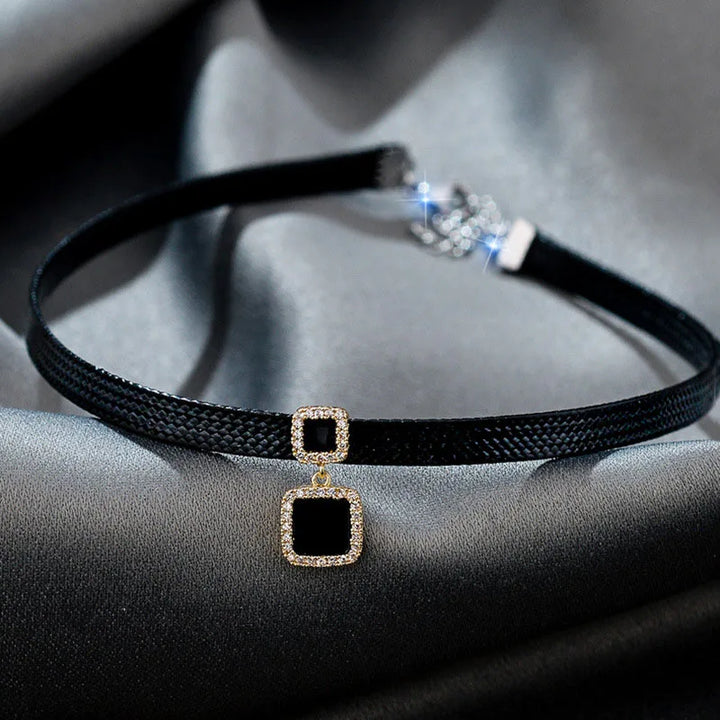 Elegant women's jewelry: a shimmering geometric crystal necklace, a perfect accessory for any outfit.
