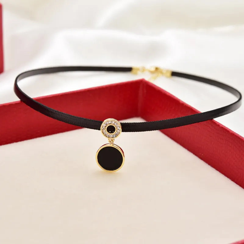 Modern geometric crystal necklace for women, featuring a sparkling pendant, ideal for an elegant look.