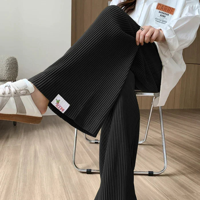 Pregnancy fashion: model showcasing black wide-leg maternity pants, high-waisted & very comfortable.