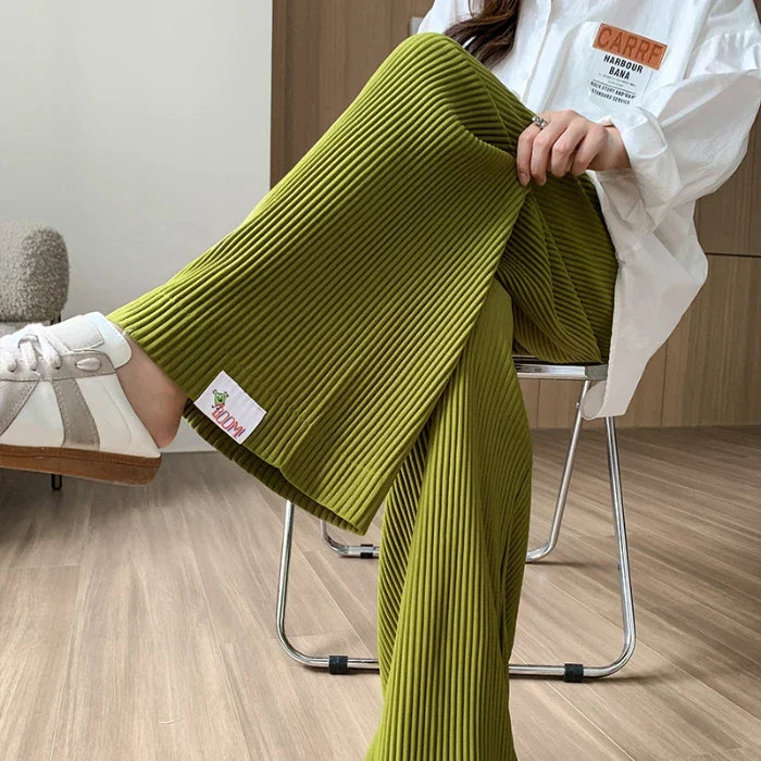 Comfortable maternity pants with elastic waistband, ideal for expectant mothers seeking style & ease.